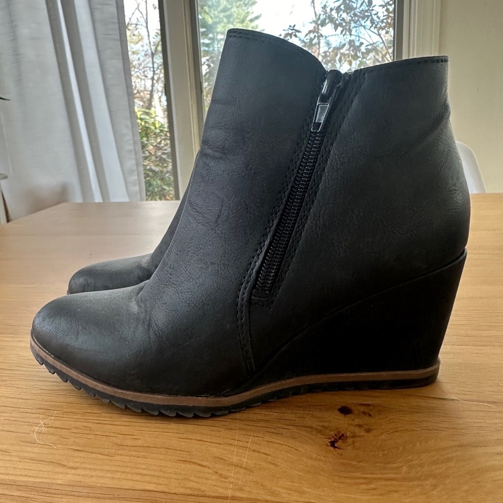Black wedges
